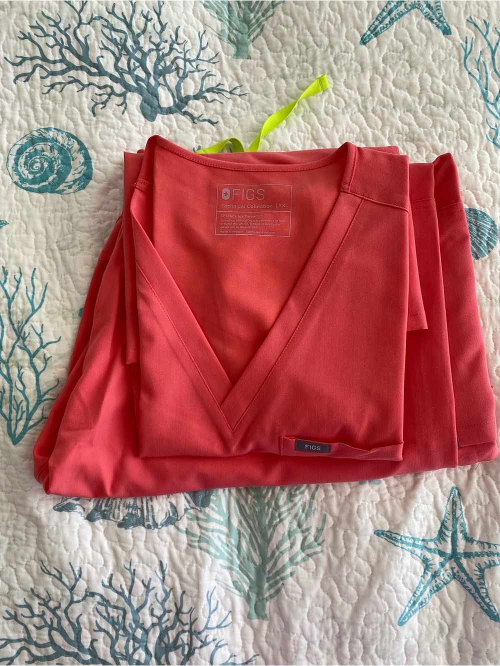 Figs Women’s Scrub Set in Coral (Catarina One-Pocket Top + Kade Cargo Pants) XXL